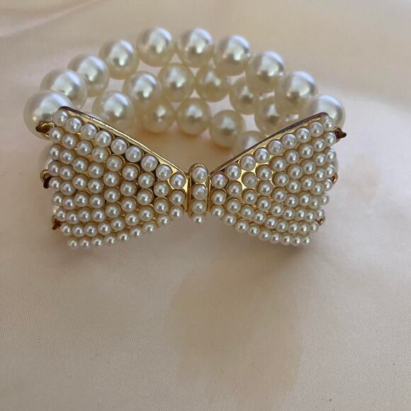 Vintage Pearl stretch bow bracelet - Picture 2 of 6